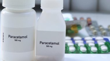 Beyaz şişede parasetamol hapı, hap stoku, tıbbi veya eczane konsepti