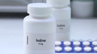 Lodine hapı beyaz şişede, hap stoku, tıbbi veya eczane konsepti