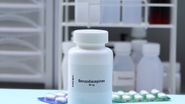 Tabletka Benzodiazepin Białej Butelce Tabletce Koncepcji Medycznej Lub Apteki — Wideo stockowe