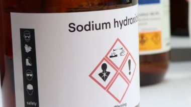 Sodyum hidroksit, tehlikeli kimyasallar ve konteynırlar üzerindeki semboller, endüstride veya laboratuvarda kimyasal maddeler 