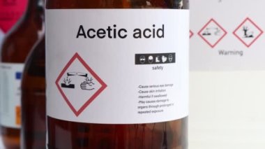 kaplarda asetik asit, tehlikeli kimyasallar ve semboller, endüstride veya laboratuvarda kimyasal maddeler 