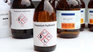 Potasyum hidroksit, tehlikeli kimyasallar ve konteynırlar üzerindeki semboller, endüstride veya laboratuvarda kimyasal maddeler 