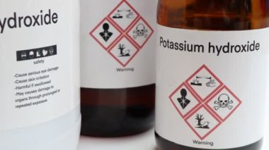 Potasyum hidroksit, tehlikeli kimyasallar ve konteynırlar üzerindeki semboller, endüstride veya laboratuvarda kimyasal maddeler 
