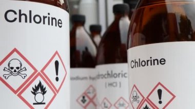 Klor, tehlikeli kimyasallar ve konteynırlar üzerindeki semboller, endüstride veya laboratuvarda kimyasal maddeler