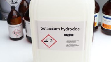 Potasyum hidroksit, tehlikeli kimyasallar ve konteynırlar üzerindeki semboller, endüstride veya laboratuvarda kimyasal maddeler 