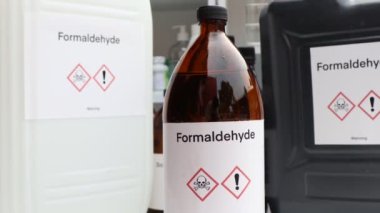 Formaldehit, tehlikeli kimyasallar ve konteynırlar üzerindeki semboller, endüstride veya laboratuvarda kimyasal maddeler 