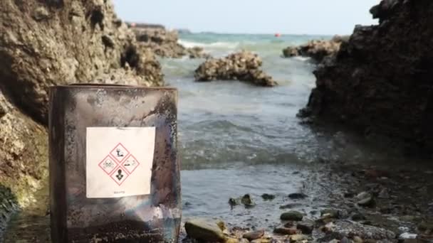 Chemischer Müll Wird Der Natur Weggeworfen Und Zerstört Die Umwelt — Stockvideo