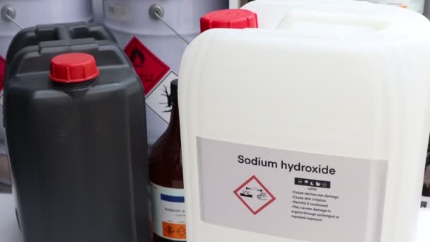 Υδροξείδιο Του Νατρίου Επικίνδυνες Χημικές Ουσίες Και Σύμβολα Περιέκτες Χημικές — Αρχείο Βίντεο