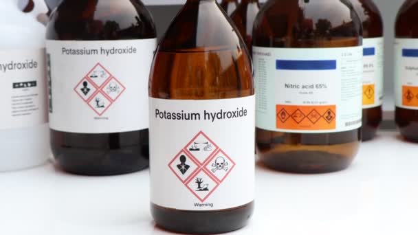 氢氧化钾 危险化学品以及集装箱 工业或实验室化学品上的符号 — 图库视频影像