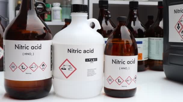 Kyselina Dusičná Nebezpečné Chemikálie Symboly Nádobách Chemikálie Průmyslu Nebo Laboratoři — Stock video
