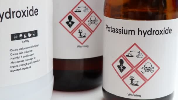 Wodorotlenek Potasu Niebezpieczne Chemikalia Symbole Pojemnikach Chemikalia Przemyśle Lub Laboratorium — Wideo stockowe