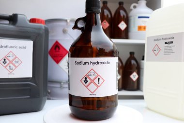 Sodyum hidroksit, tehlikeli kimyasallar ve konteynırlar üzerindeki semboller, endüstride veya laboratuvarda kimyasal maddeler 
