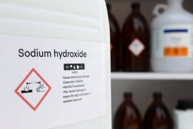Sodyum hidroksit, tehlikeli kimyasallar ve konteynırlar üzerindeki semboller, endüstride veya laboratuvarda kimyasal maddeler 