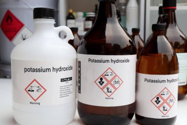 Potasyum hidroksit, tehlikeli kimyasallar ve konteynırlar üzerindeki semboller, endüstride veya laboratuvarda kimyasal maddeler 