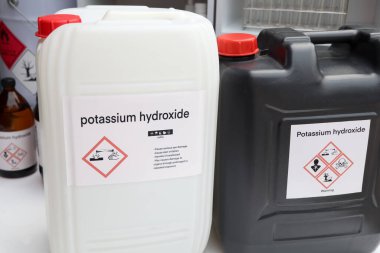 Potasyum hidroksit, tehlikeli kimyasallar ve konteynırlar üzerindeki semboller, endüstride veya laboratuvarda kimyasal maddeler 