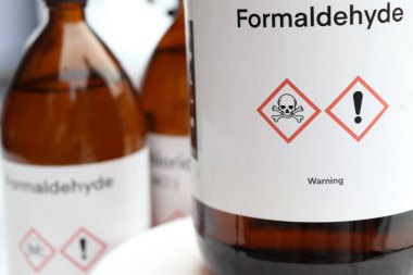 Formaldehit, tehlikeli kimyasallar ve konteynırlar üzerindeki semboller, endüstride veya laboratuvarda kimyasal maddeler 