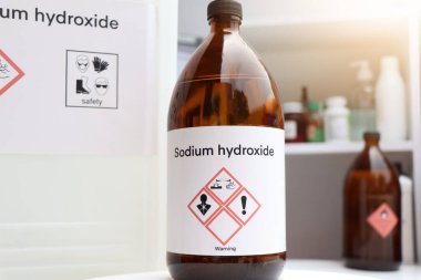 Sodyum hidroksit, tehlikeli kimyasallar ve konteynırlar üzerindeki semboller, endüstride veya laboratuvarda kimyasal maddeler 