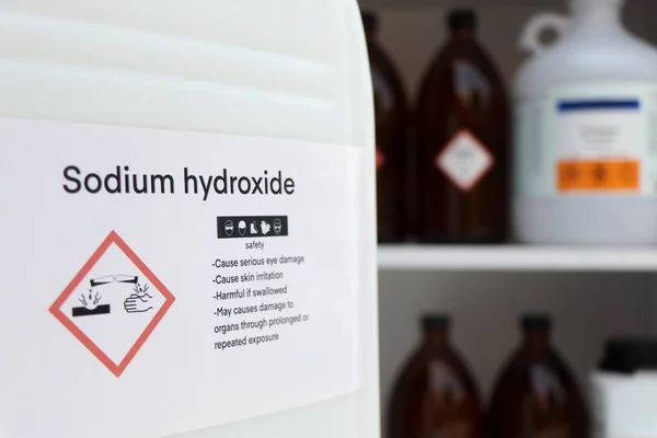 Sodyum Hidroksit Tehlikeli Kimyasallar Konteynırlar Üzerindeki Semboller Endüstride Veya Laboratuvarda — Stok fotoğraf