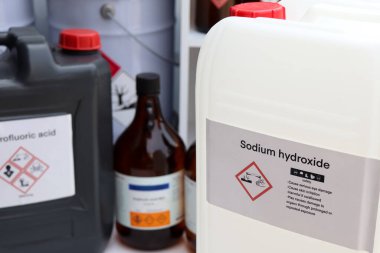 Sodyum hidroksit, tehlikeli kimyasallar ve konteynırlar üzerindeki semboller, endüstride veya laboratuvarda kimyasal maddeler 