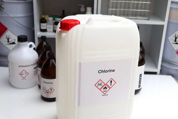 工业或实验室化学品上的氯 危险化学品和符号 — 图库照片
