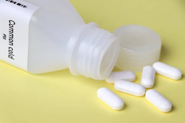 Běžná Studená Pilulka Bílé Láhvi Pilulky Stock Lékařské Nebo Lékárnické — Stock fotografie