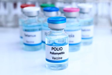 Bir şişe içinde POLIO aşısı, enfeksiyonun aşılanması ve tedavisi, hastalık önleme için kullanılan aşı