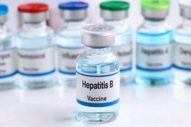 Bir şişede Hepatit B aşısı, enfeksiyonun aşılanması ve tedavisi, hastalıkların önlenmesi için kullanılan aşı