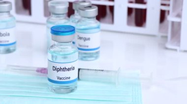 Bir şişede difteri aşısı, enfeksiyonun aşılanması ve tedavisi, hastalık önleme için kullanılan aşı