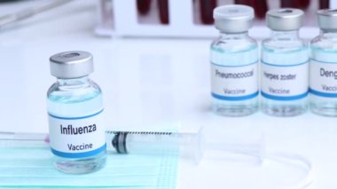 Bir ilaç şişesinde grip aşısı, enfeksiyonun aşılanması ve tedavisi, hastalıkların önlenmesi için kullanılan aşı