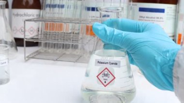 Potasyum siyanür çözeltisi, tehlikeli kimyasallar ve konteynırlar üzerindeki semboller, endüstride veya laboratuvarda kimyasal maddeler 
