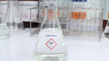 Sodyum siyanür çözeltisi, tehlikeli kimyasallar ve konteynırlar üzerindeki semboller, endüstride veya laboratuvarda kimyasal maddeler 