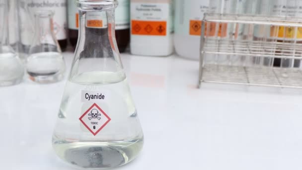 Cyanideoplossing Gevaarlijke Chemische Stoffen Symbolen Recipiënten Chemische Stoffen Industrie Laboratoria — Stockvideo