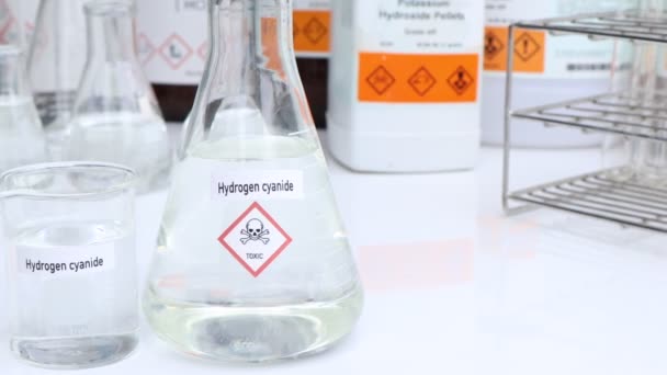 Waterstofcyanideoplossing Gevaarlijke Chemische Stoffen Symbolen Recipiënten Chemische Stoffen Industrie Laboratoria — Stockvideo