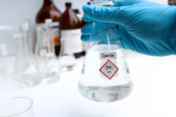 Solução Cianeto Produtos Químicos Perigosos Símbolos Recipientes Produtos Químicos Indústria — Fotografia de Stock