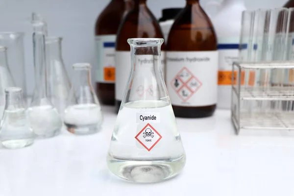 Kyanid Roztok Nebezpečné Chemikálie Symboly Nádobách Chemikálie Průmyslu Nebo Laboratoři — Stock fotografie