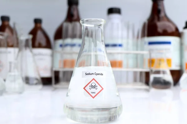 Διάλυμα Κυανιούχου Νατρίου Επικίνδυνες Χημικές Ουσίες Και Σύμβολα Περιέκτες Χημικές — Φωτογραφία Αρχείου