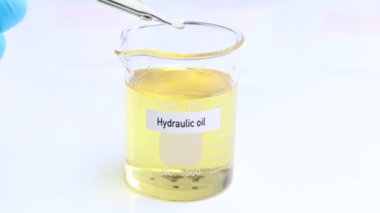 Konteynırda hidrolik yağ, bilim deneyi konsepti, endüstriyel kullanım için petrol