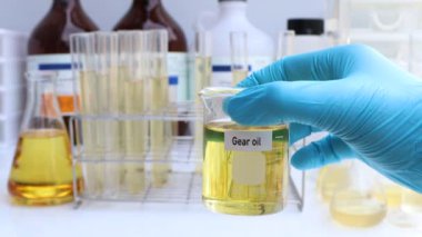 Konteynırda dişli yağı, bilim deneyi konsepti, endüstriyel kullanım için petrol