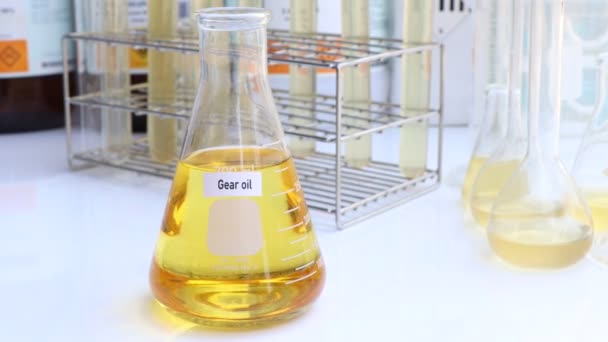Передаточное Масло Контейнере Концепция Научных Экспериментов Масло Промышленного Использования — стоковое видео