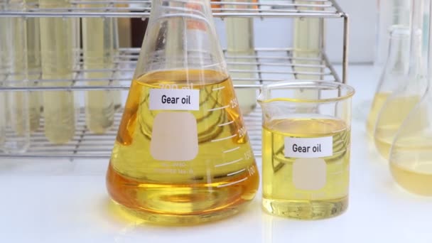 Gear Oil Container Tudományos Kísérlet Koncepció Ipari Felhasználásra Szánt Olaj — Stock videók