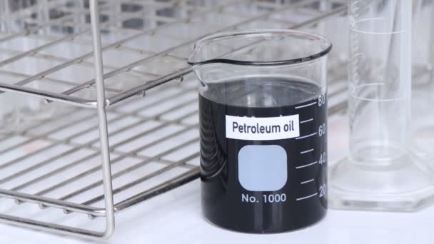 Konteynırda Petrol Laboratuvar Kalite Testi Kavramları Endüstri Için Bilimsel Deneyler — Stok video