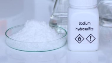 Konteynırda sodyum hidrosülfit, laboratuvarda kimyasal analiz, endüstride kimyasal hammaddeler.