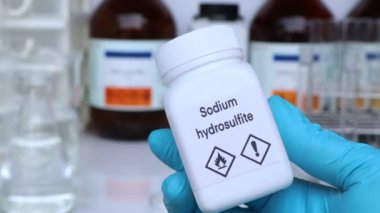 Konteynırda sodyum hidrosülfit, laboratuvarda kimyasal analiz, endüstride kimyasal hammaddeler.