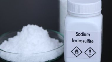 Konteynırda sodyum hidrosülfit, laboratuvarda kimyasal analiz, endüstride kimyasal hammaddeler.