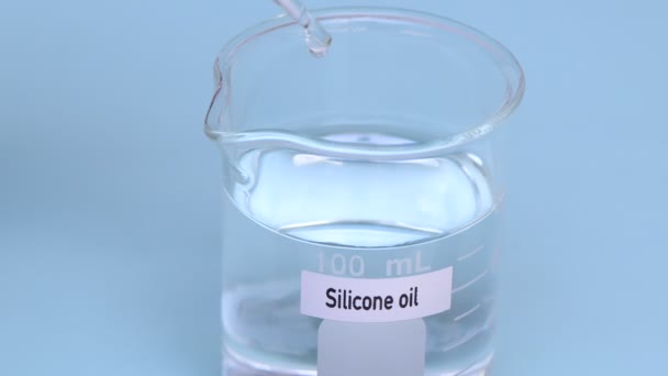容器中のシリコーンオイル 実験室での化学分析 業界での化学原料 — ストック動画