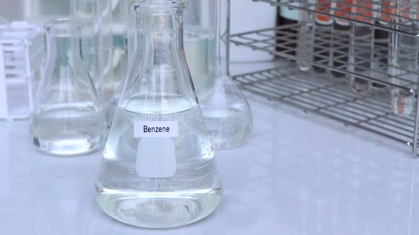 容器のベンゼン 実験室での化学分析 業界での化学原料 — ストック動画