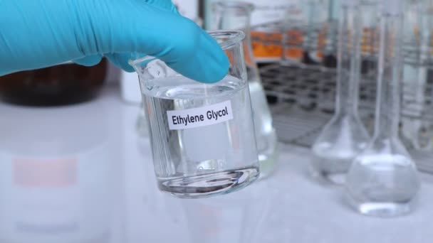 容器中的乙二醇 实验室中的化学分析 工业中的化学原料 — 图库视频影像