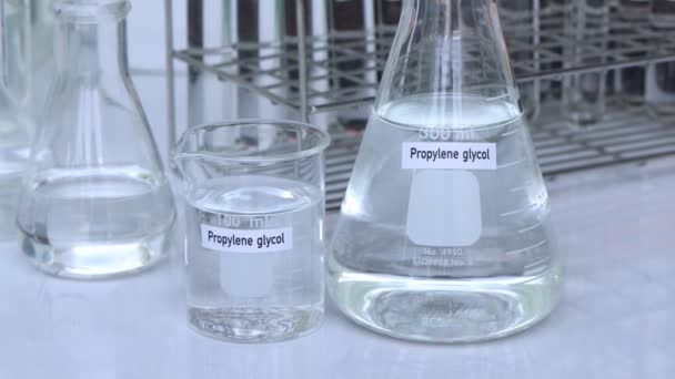 Propylenglykol Container Chemische Analyse Labor Chemische Rohstoffe Der Industrie — Stockvideo