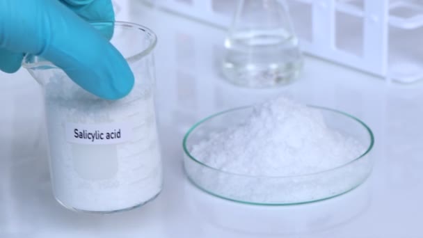 Kyselina Salicylová Nádobách Chemická Analýza Laboratoři Chemické Suroviny Průmyslu — Stock video