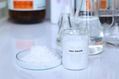 Konteynırda sodyum hidrosülfit, laboratuvarda kimyasal analiz, endüstride kimyasal hammaddeler.